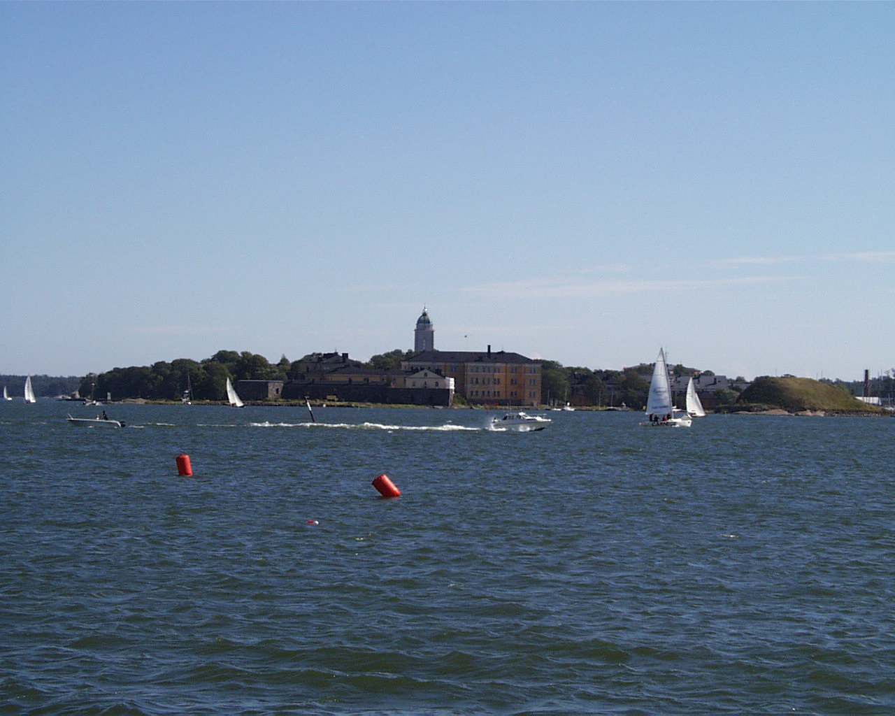 Suomenlinna ja purjelaivoja