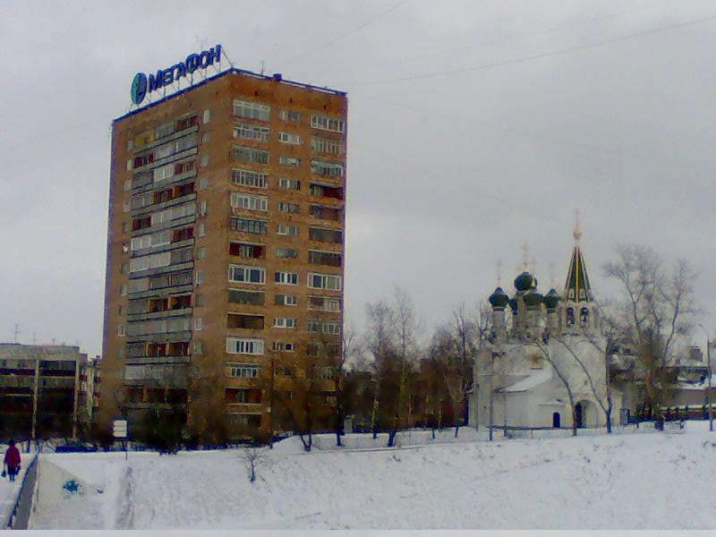Ruma ja kaunis
rakennus vierekkin N.Novgorodissa